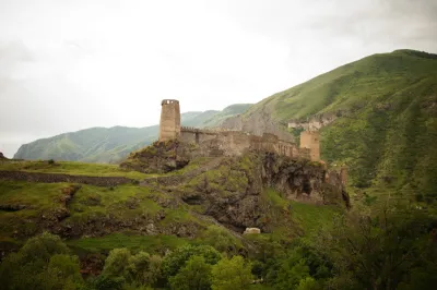 Forterresse dominant la confluence Paravani / Mtkvari.(photo Clément Falk)